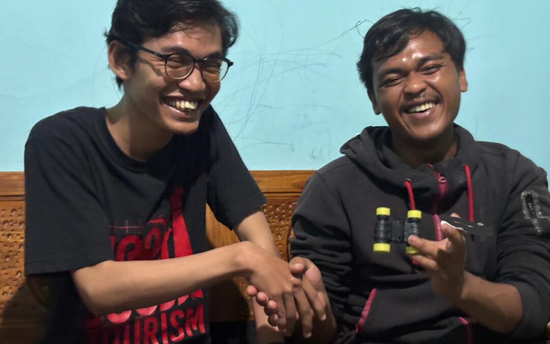 Bantuan Binokuler dari Burung Indonesia Dukung Pemantauan Kawasan Hutan Desa Kemutug Lor